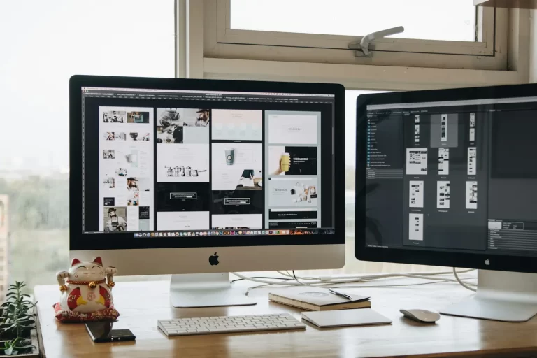 WordPress срещу Wix. Работно място за уеб дизайн с два монитора, показващи процес по изработка на сайт.